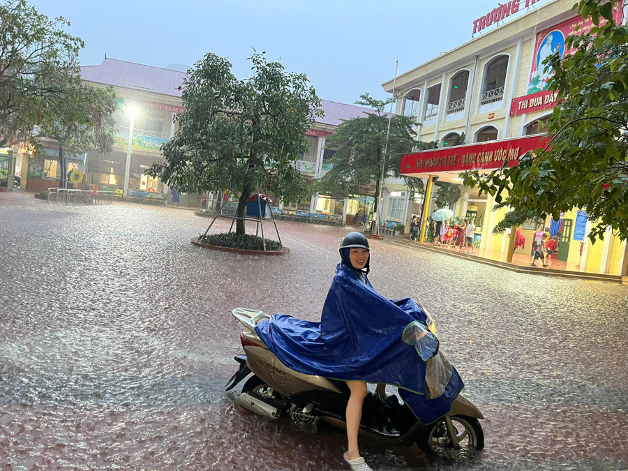 Mưa lớn kéo dài trong cả ngày 30/9 gây ngập sâu ở nhiều địa điểm trong thành phố Hà Nội. 