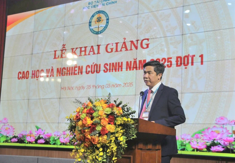NGƯT.PGS.TS Nguyễn Đào Tùng - Giám đốc Học viện Tài chính đọc diễn văn khai giảng. 