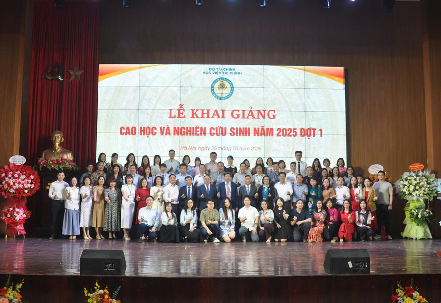Các tân học viên cao học, nghiên cứu sinh chụp ảnh cùng lãnh đạo Học viện Tài chính tại buổi lễ. tai-chinh-2.jpg