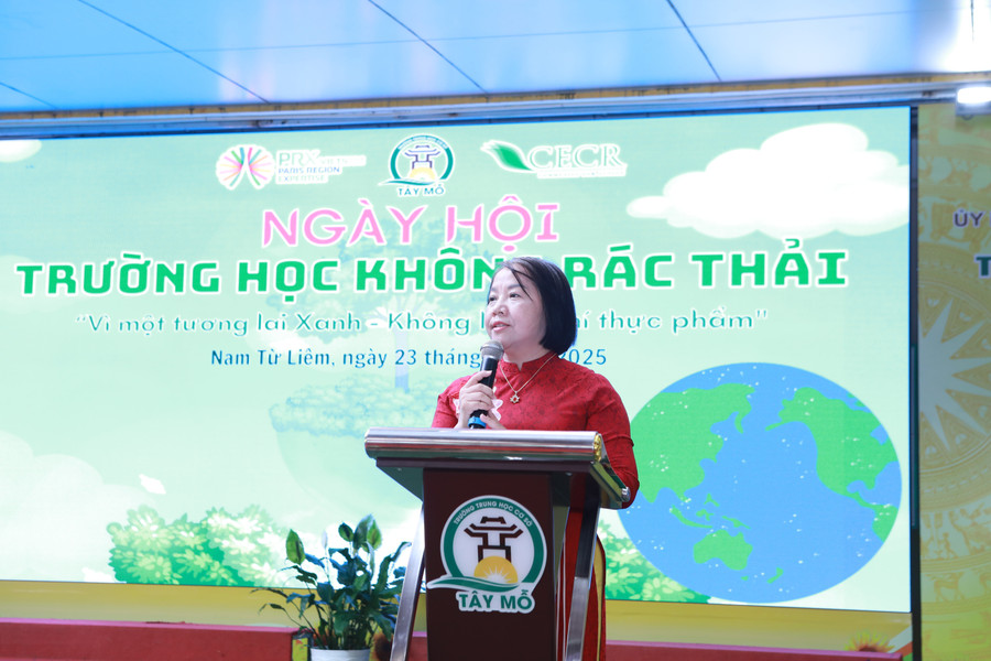 Hiệu trưởng Trường THCS Tây Mỗ Đoàn Thị Thanh Hương phát biểu tại chương trình. 1-5963.jpg