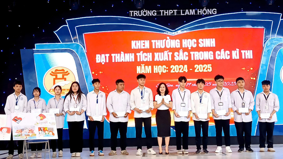 Tại chương trình, lãnh đạo nhà trường khen thưởng học sinh xuất sắc trong các kỳ thi. lam-6.jpg
