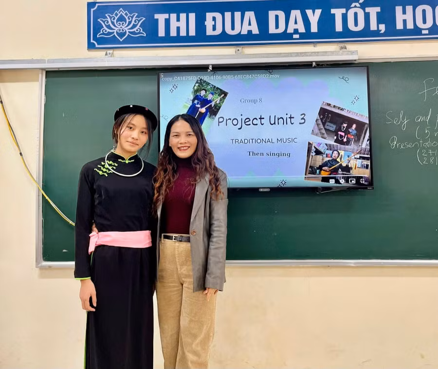 Cô Phạm Thị Liên và học trò trong một giờ học Tiếng Anh trên lớp. 