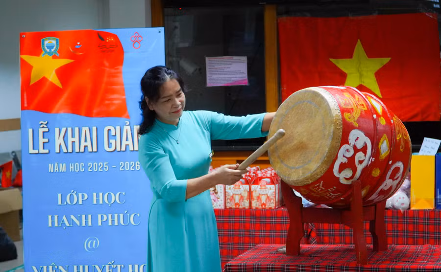 Nhà giáo Phạm Thị Tâm - Hiệu trưởng Trường Tiểu học & THCS Xanh Tuệ Đức đánh trống khai giảng năm học mới tại "lớp học hạnh phúc" sáng 6/9. 