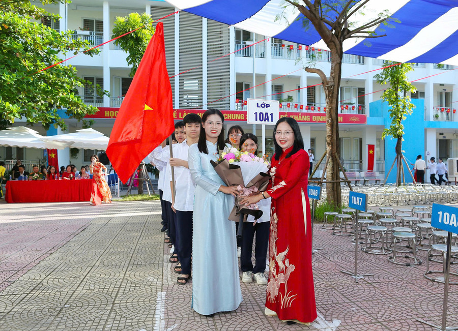 Đại diện nhà trường nhận bó hoa tươi thắm từ cô trò lớp 10A1 năm học 2025-2026. hd-8.jpg