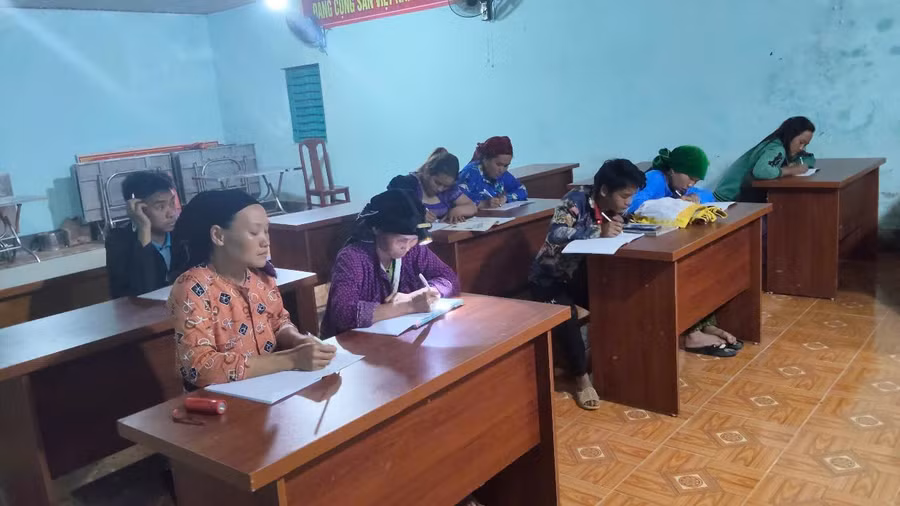 Học viên tham gia lớp xóa mù chữ tại điểm bản Sán Trồ, xã Cán Tỷ, tỉnh Tuyên Quang. Ảnh: NTCC.