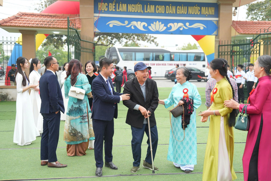 Happy smiles of teachers when returning to old school. giao-9.jpg