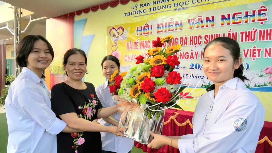 Các em học sinh dành tặng những đóa hoa tươi thắm và lời chúc mừng, tri ân tới cô Phạm Thị Tuyết Trinh nhân ngày Quốc tế Phụ nữ 8/3. 