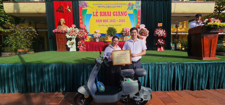 Bà Quỳnh Trang - Giám đốc Cty Trang Duẩn tặng xe điện cho học sinh thủ khoa thi vào lớp 10 năm nay (thầy Nguyễn Thanh Thuận, Giáo viên chủ nhiệm lên nhận thay). giao-thuy-4.jpg