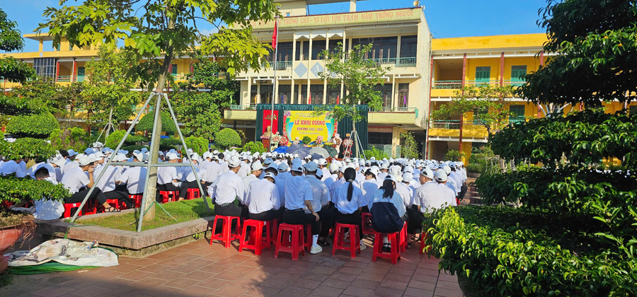 Bao thế hệ học trò của Trường THPT Giao Thủy đã trưởng thành từ mái trường này. giao-thuy-3.jpg