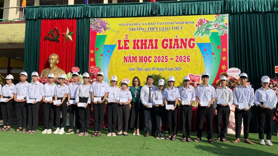 Thầy Lưu Tiến Sự - Phó hiệu trưởng nhà trường và bà Đinh Thị Tuyến - Giám đốc Cty ProSport phát thưởng cho các học sinh có thành tích cao. giao-thuy-5.jpg