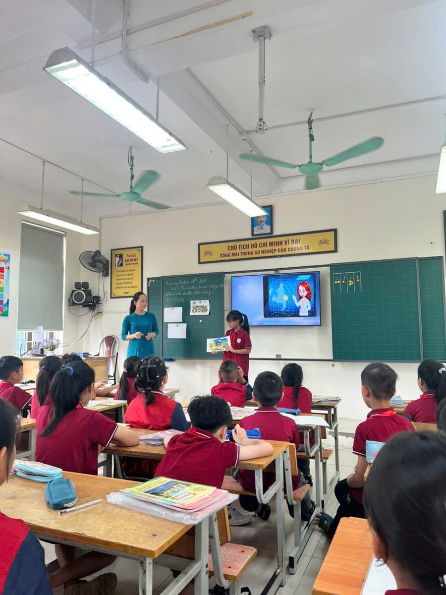 হ্যানয়ের সন টে ওয়ার্ডের লে লোই প্রাথমিক বিদ্যালয়ের শিক্ষক এবং শিক্ষার্থীদের একটি ইংরেজি পাঠ। le-loi-2.jpg