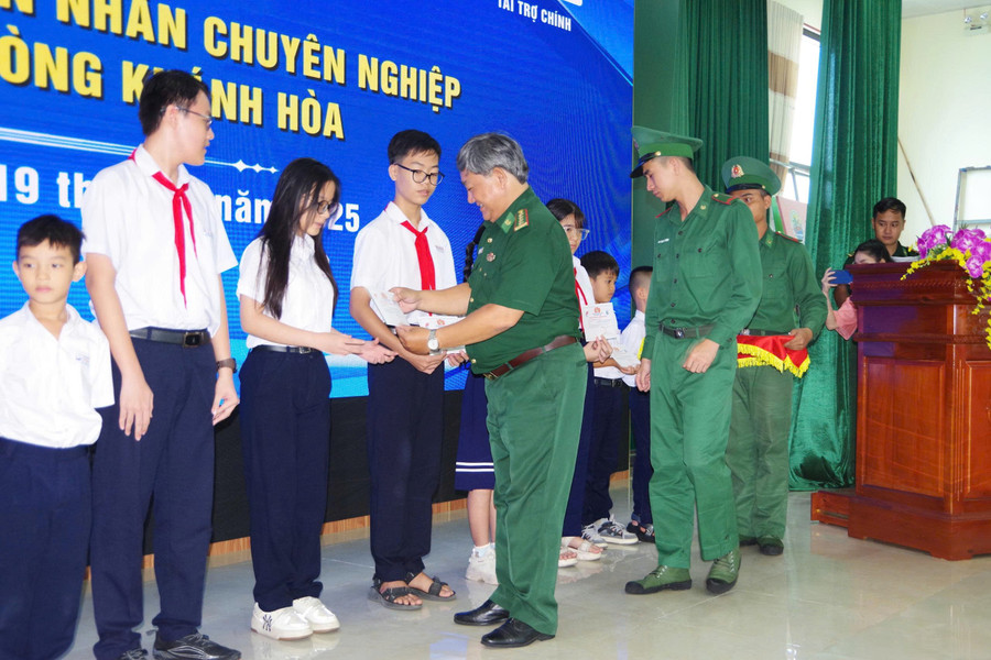 Đại tá Nguyễn Ngãi Hà trao học bổng cho học sinh. hoc-bong-6.jpg