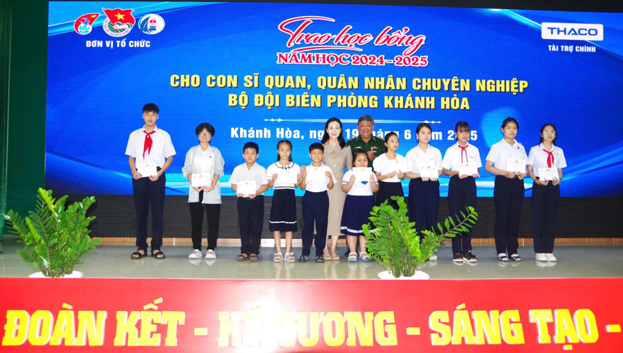 Đây là hoạt động ý nghĩa nhằm động viên tinh thần nỗ lực học tập cho các em học sinh. hoc-bong-5.jpg