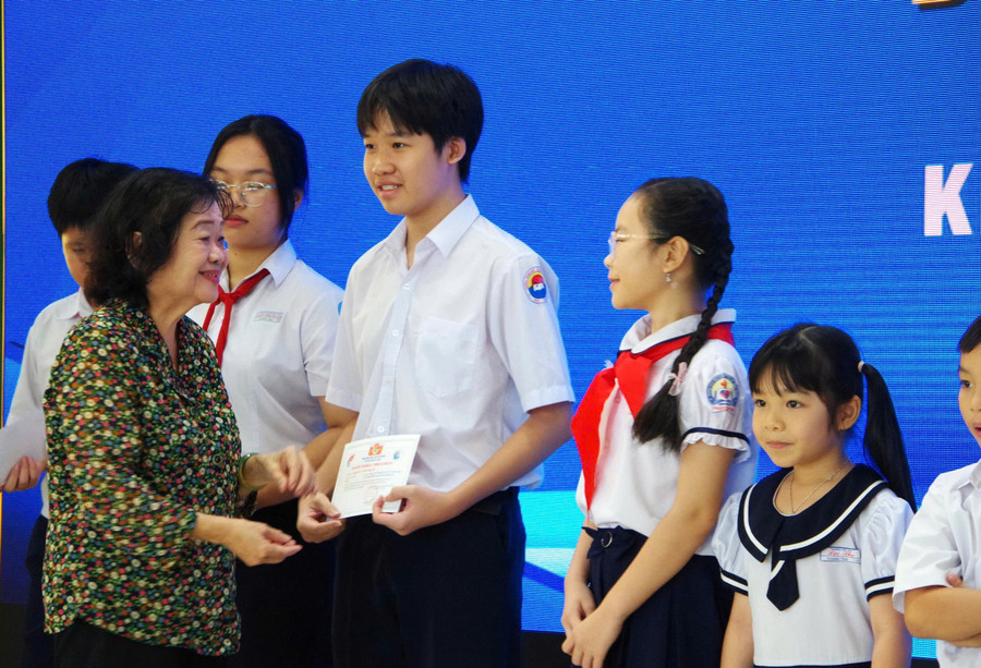 Nguyên Phó Chủ tịch nước Trương Mỹ Hoa trao học bổng Vừ A Dính cho học sinh. hoc-bong-3.jpg