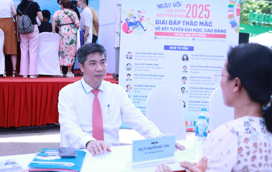 NGƯT. PGS.TS Nguyễn Đào Tùng giải đáp thắc mắc cho phụ huynh, thí sinh tại Ngày hội tư vấn xét tuyển năm 2025 tại Hà Nội. Ảnh: Đình Tuệ. 3.jpg
