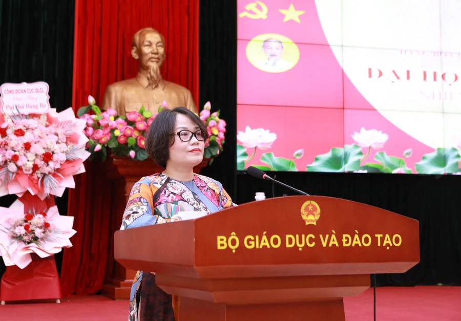 Bà Trần Bích Huệ - Bí thư Chi bộ, Trưởng Phòng Quản lý kiểm định chất lượng giáo dục thuộc Cục Quản lý chất lượng (Bộ GD&ĐT) phát biểu ý kiến. Ảnh: Đình Tuệ.
