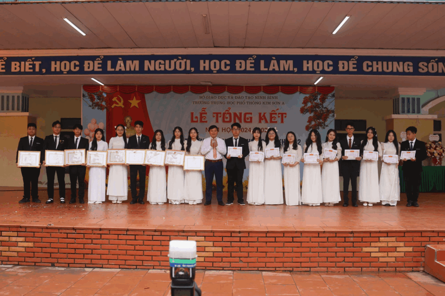 Thái An (thứ 8 từ phải sang) là một trong các em học sinh xuất sắc được lãnh đạo nhà trường trao thưởng trong lễ tổng kết năm học 2024-2025. Ảnh: NTCC. thu-khoa-3.png