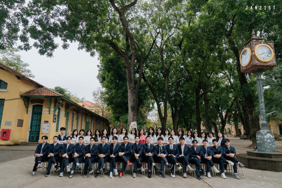 Các em đã có 3 năm thanh xuân tươi đẹp gắn bó bên ngôi trường xuyên thế kỷ của Hà Nội. Ảnh: NTCC. thu-khoa-4.jpg