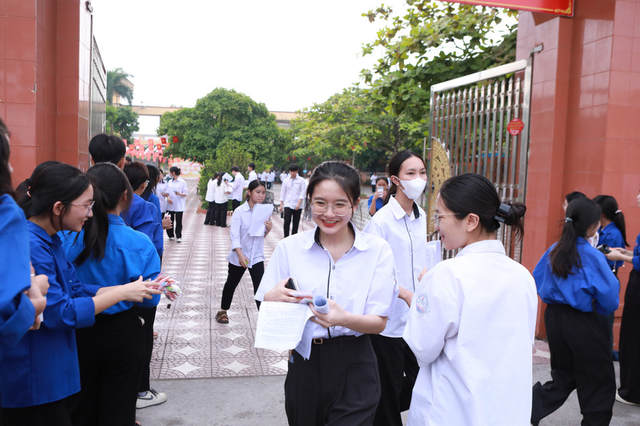 Thí sinh dự thi tại điểm thi Trường THPT C Hải Hậu, tỉnh Nam Định sáng 27/6. Ảnh: Đình Tuệ. 33.jpg
