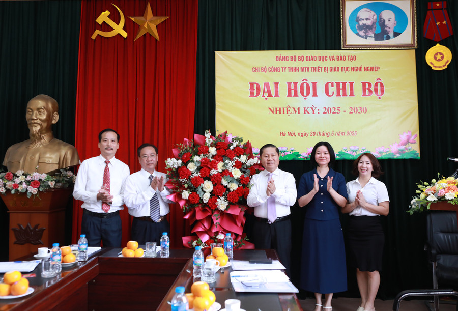 Thứ trưởng Bộ GD&ĐT Lê Tấn Dũng (thứ 3 từ phải sang) tặng hoa chúc mừng Đại hội. 