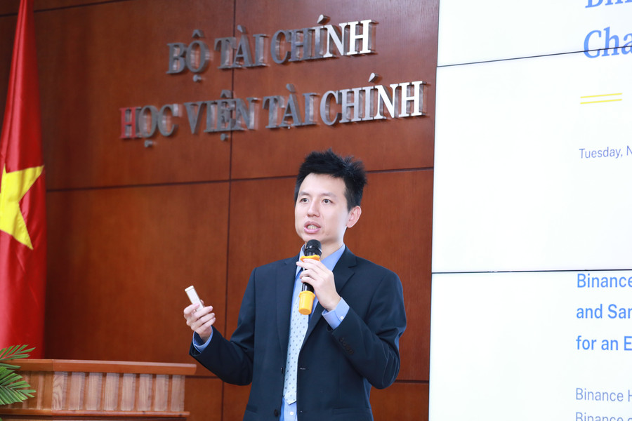 GS Fangzhou Lu chia sẻ tại buổi tọa đàm. 2.jpg