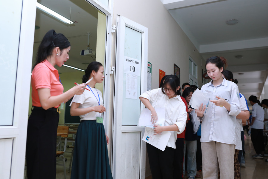 Các thí sinh bắt đầu được gọi vào phòng thi chuẩn bị thi môn Ngữ văn. 9.jpg