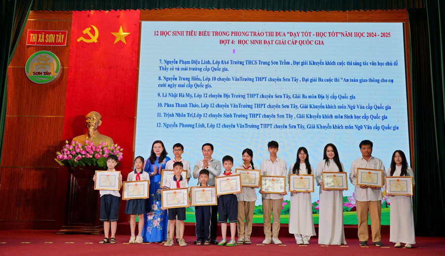 Các gương mặt học sinh xuất sắc được khen thưởng tại hội nghị. Ảnh: Phòng GD&ĐT Sơn Tây cung cấp. son-tay-4.jpg