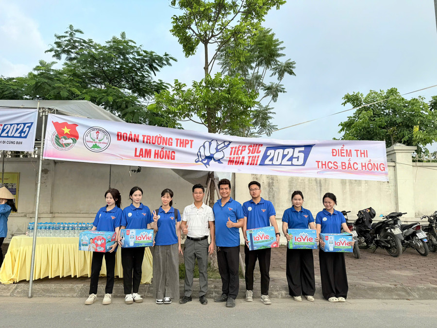 Những phần quà nhỏ nhưng mang ý nghĩa động viên tinh thần rất lớn mà các tình nguyện viên dành cho các sĩ tử. dua-8.jpg