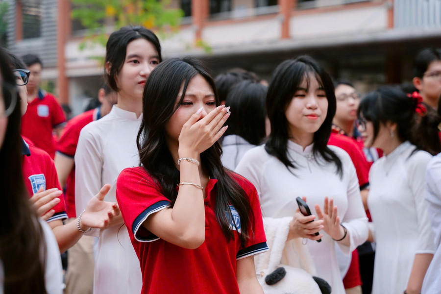 Những giây phút lắng đọng, xúc động của nữ sinh Trường THPT Trương Định, Hà Nội. dinh-3.jpg