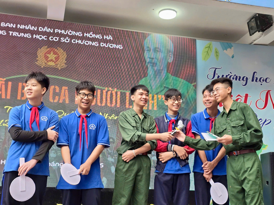 Học sinh trả lời câu hỏi liên quan đến chủ đề chào mừng 81 năm Ngày thành lập Quân đội nhân dân Việt Nam. 