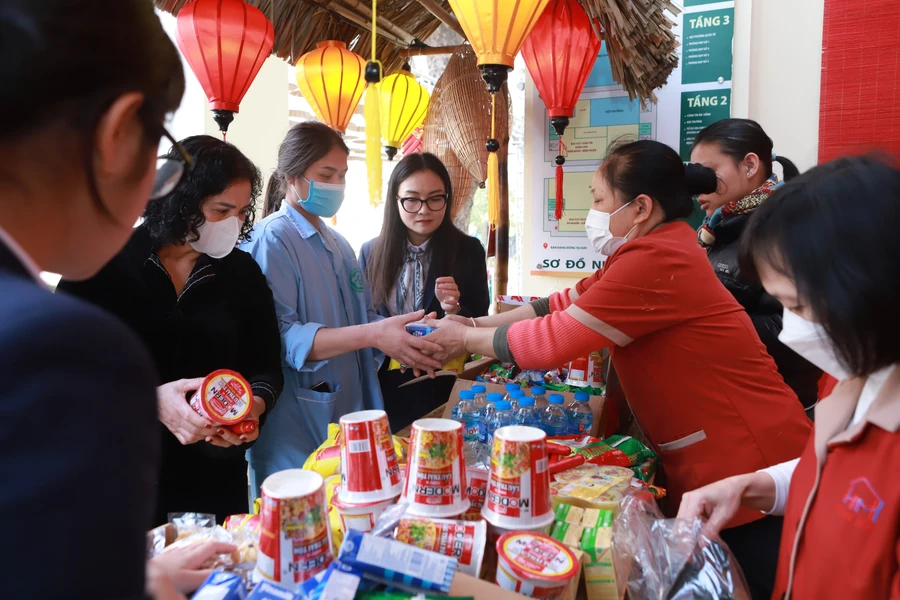 Các nhu yếu phẩm được tặng tận tay người nhà chăm sóc bệnh nhân đang điều trị tại Bệnh viện Bạch Mai trong những ngày Tết Nguyên đán 2025. Ảnh: Đình Tuệ.