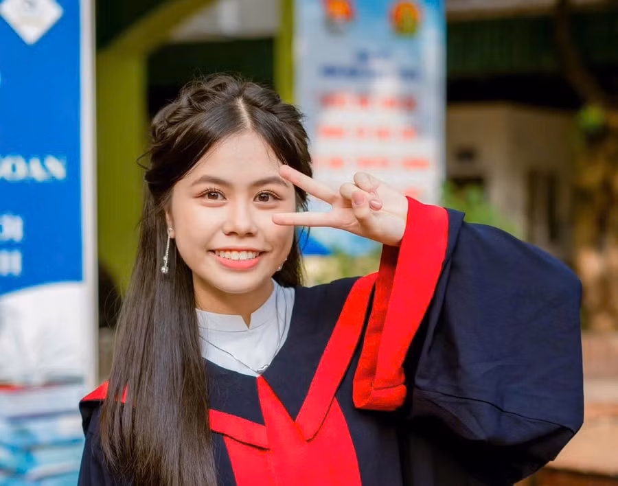 Lê Diệu Linh là lớp trưởng mẫu mực, chăm ngoan của lớp 9E, Trường THCS Tân Định. Ảnh: NVCC.