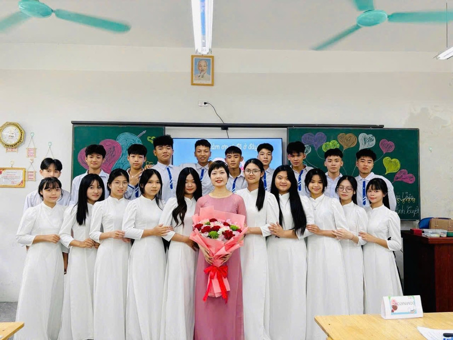 Cô Tuyết và các em học sinh lớp 10D2. d3.jpg