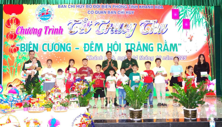 Lãnh đạo Bộ đội Biên phòng tỉnh Khánh Hòa trao quà Tết Trung thu cho các em thiếu nhi năm 2025. 