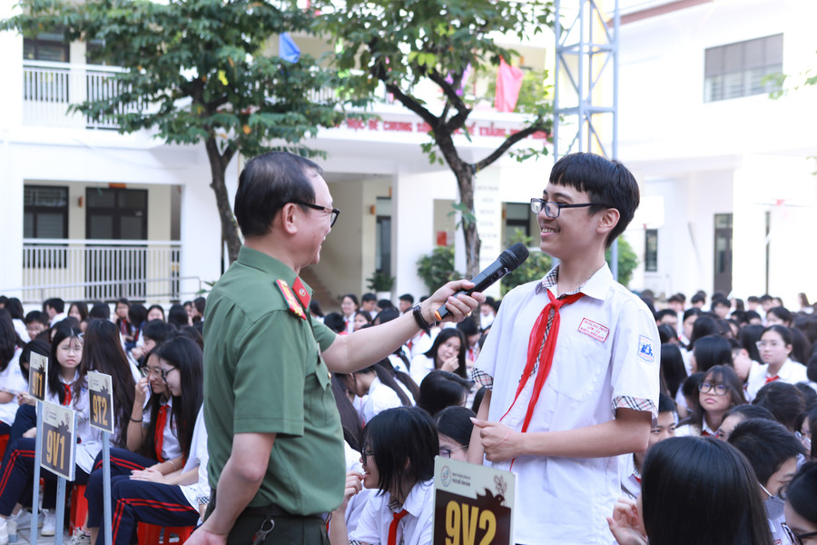 Những câu hỏi liên quan đến bắt nạt học đường, lừa đảo trực tuyến được các em học sinh nêu ra để diễn giả trả lời. 10.jpg