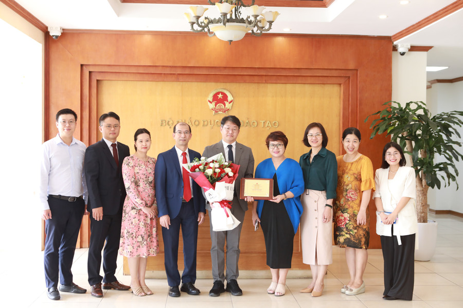 Lãnh đạo Cục Hợp tác quốc tế chụp ảnh cùng ông KIL HO JIN (giữa) - Giám đốc Trung tâm Ngôn ngữ tiếng Hàn tại TPHCM. Ảnh: Đình Tuệ.