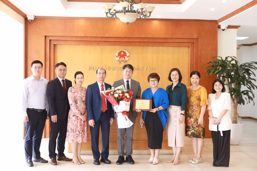 Lãnh đạo Cục Hợp tác quốc tế chụp ảnh cùng ông KIL HO JIN (giữa) - Giám đốc Trung tâm Ngôn ngữ tiếng Hàn tại TPHCM. Ảnh: Đình Tuệ.