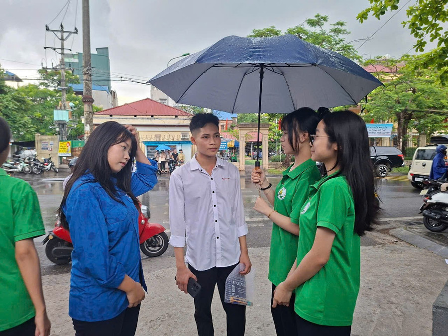 Thí sinh được các tình nguyện viên hỗ trợ tại điểm thi Trường THPT Nguyễn Khuyến, TP Nam Định. khuyen-2.jpg