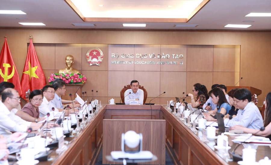 Thứ trưởng Nguyễn Văn Phúc chủ trì hội nghị lấy ý kiến dự thảo Nghị quyết sửa đổi, bổ sung một số điều của Hiến pháp năm 2013. Ảnh: Đình Tuệ.