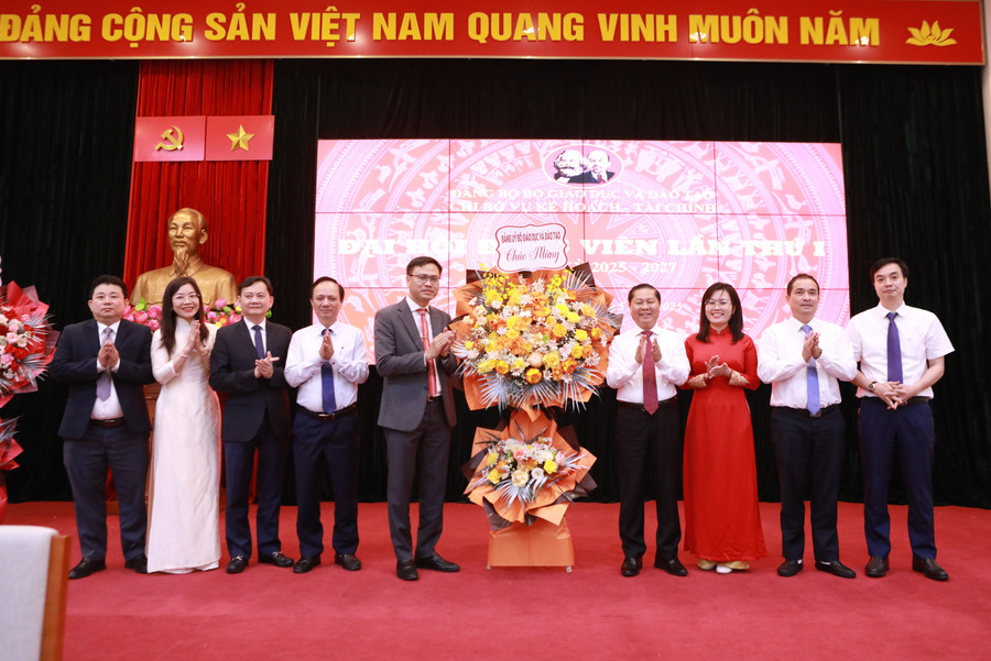 Thứ trưởng Lê Tấn Dũng tặng hoa chúc mừng Đại hội Chi bộ Vụ Kế hoạch - Tài chính nhiệm kỳ 2025-2027. 