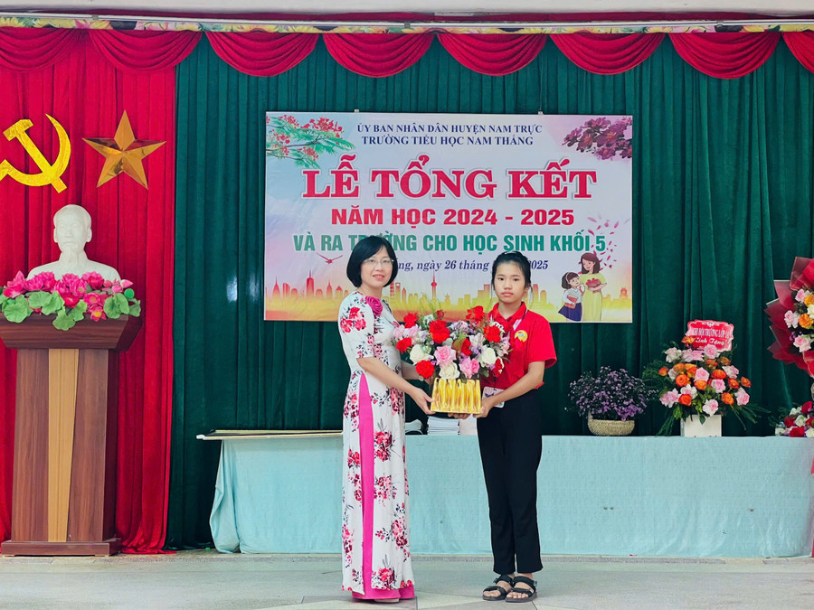 Trường Tiểu học Nam Thắng (huyện Nam Trực, tỉnh Nam Định) tổ chức lễ tổng kết năm học trong tiết trời mát mẻ. thang-2.jpg