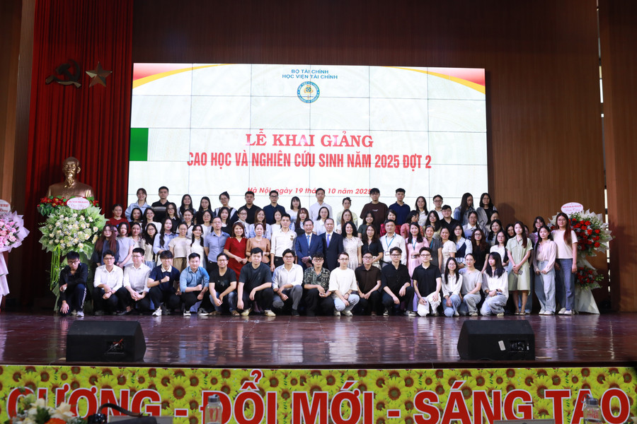 Các tân học viên Cao học chụp ảnh cùng lãnh đạo Học viện Tài chính. 7.jpg