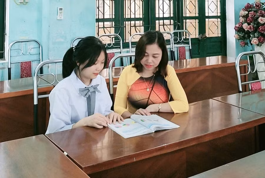 Cô Thanh Huyền luôn tận dụng thời gian, không gian phù hợp để bổ sung kiến thức cho học sinh. 