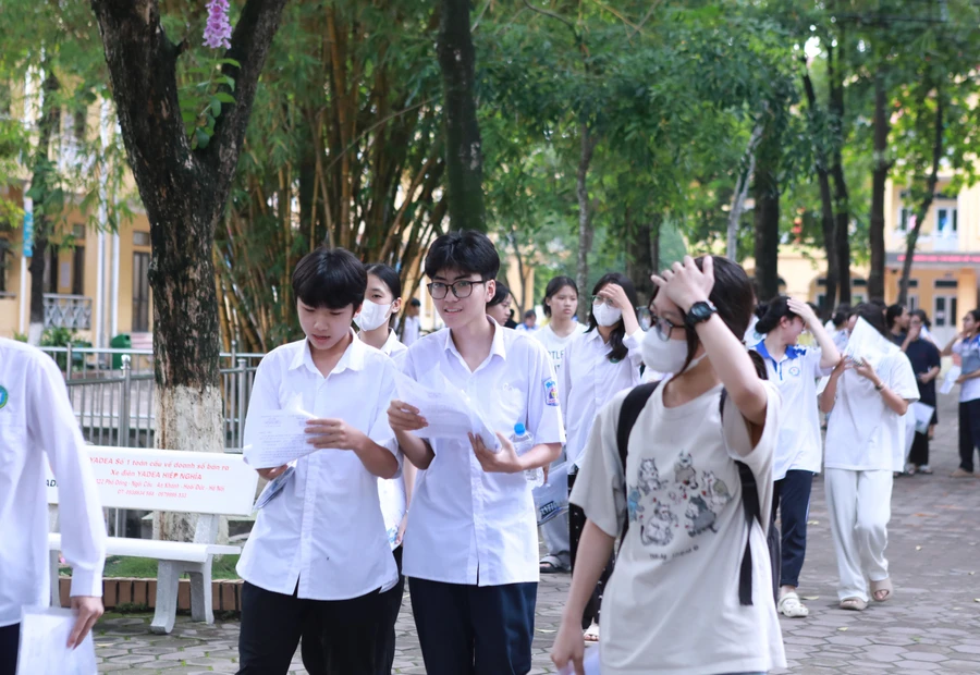 Học sinh tan thi môn Toán sáng 8/6 tại điểm thi Trường THCS An Khánh, huyện Hoài Đức. Ảnh: Đình Tuệ.