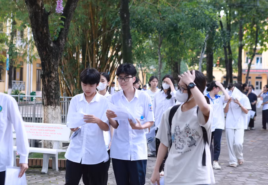 Học sinh tan thi môn Toán sáng 8/6 tại điểm thi Trường THCS An Khánh, huyện Hoài Đức. Ảnh: Đình Tuệ.