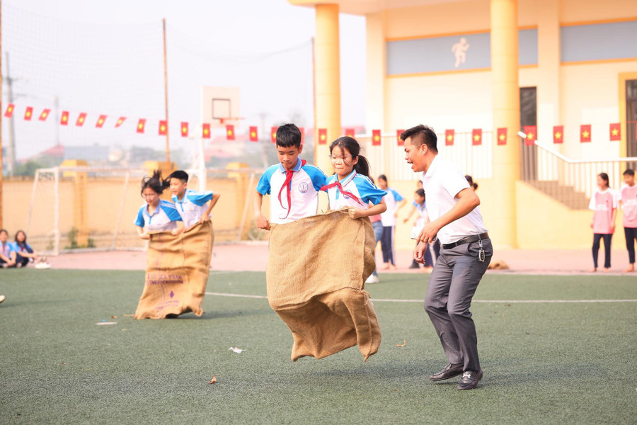 Học sinh thi nhảy bao bố tại Trường THCS Viên Sơn, TX Sơn Tây, Hà Nội để tăng cường thể chất.