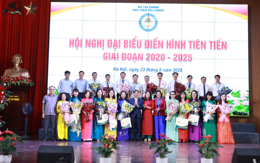 Lãnh đạo Học viện Tài chính tuyên dương các điển hình tiên tiến giai đoạn 2020-2025. Ảnh: Đình Tuệ. 4-2274.jpg