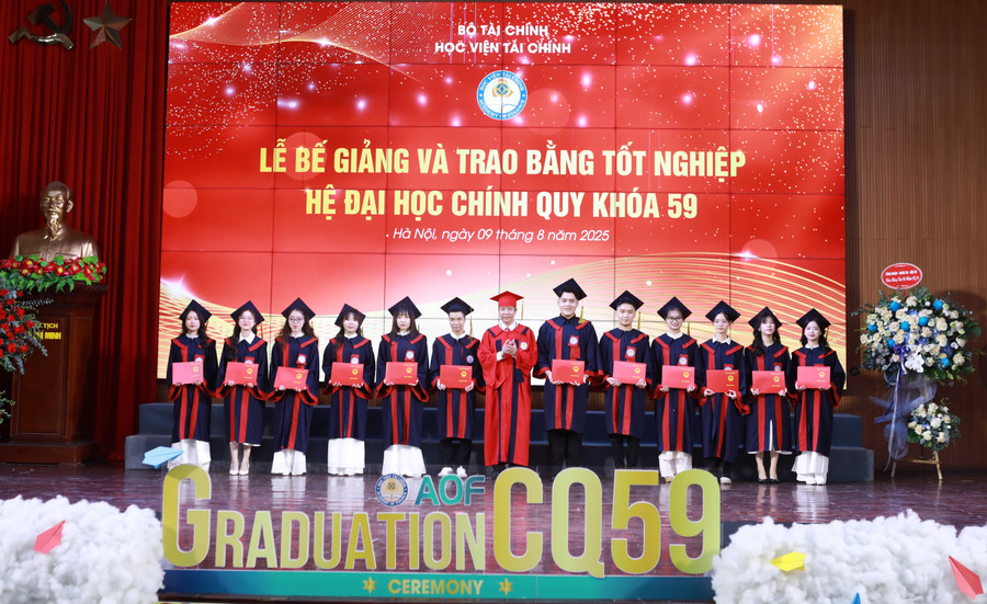 Giám đốc Học viện Tài chính Nguyễn Đào Tùng trao bằng tốt nghiệp cho các tân cử nhân khóa 59. Ảnh: Đình Tuệ. 