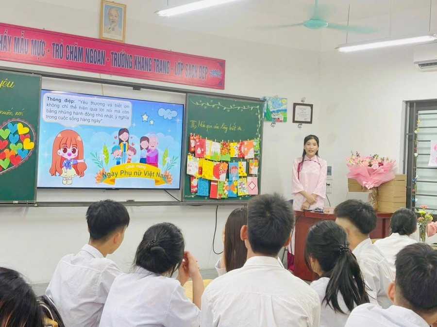 Cô Trần Thị Nhâm - Giáo viên chủ nhiệm lớp 11A13, Trường THPT Lam Hồng trao đổi với học sinh về chủ đề "Người phụ nữ tôi yêu". d4.jpg