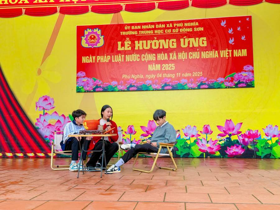 Học sinh Trường THCS Đông Sơn (Phú Nghĩa, Hà Nội) đóng tiểu phẩm tuyên truyền pháp luật.